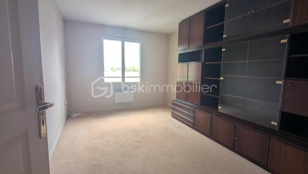 Situé au 1er étage avec ascenseur d’une résidence entretenue et agréable à vivre, venez découvrir ce bel appartement de 106 m² idéalement placé dans le quartier recherché du Petit Chantilly à Orvault.

Dès l’entrée, vous serez séduit par ses volumes généreux et sa superbe pièce de vie d’environ 50 m², baignée de lumière, offrant un espace de vie convivial et chaleureux, parfait pour recevoir ou profiter en famille.

La cuisine, spacieuse et fonctionnelle, complète parfaitement cet espace de vie.

L’appartement propose également deux chambres, une salle d’eau, un WC indépendant ainsi qu’une buanderie, un vrai plus pour le quotidien.

Un balcon vous permettra de profiter d’un extérieur agréable.

Côté pratique, vous bénéficiez d’un garage double ainsi que d’une cave, des prestations rares sur le secteur.

L’ensemble se situe dans un environnement privilégié, avec toutes les commodités accessibles à pied : commerces, transports, écoles…

DPE B, volumes, emplacement, stationnement : un bien complet qui coche de nombreuses cases.