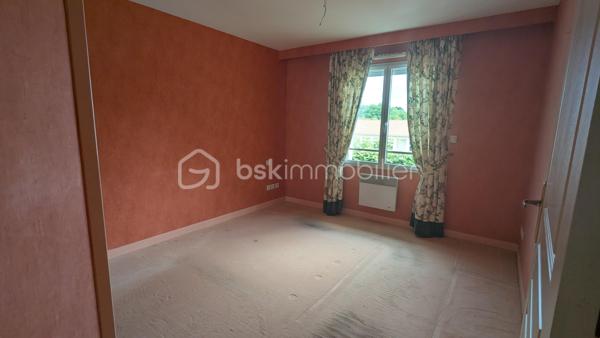 Situé au 1er étage avec ascenseur d’une résidence entretenue et agréable à vivre, venez découvrir ce bel appartement de 106 m² idéalement placé dans le quartier recherché du Petit Chantilly à Orvault.

Dès l’entrée, vous serez séduit par ses volumes généreux et sa superbe pièce de vie d’environ 50 m², baignée de lumière, offrant un espace de vie convivial et chaleureux, parfait pour recevoir ou profiter en famille.

La cuisine, spacieuse et fonctionnelle, complète parfaitement cet espace de vie.

L’appartement propose également deux chambres, une salle d’eau, un WC indépendant ainsi qu’une buanderie, un vrai plus pour le quotidien.

Un balcon vous permettra de profiter d’un extérieur agréable.

Côté pratique, vous bénéficiez d’un garage double ainsi que d’une cave, des prestations rares sur le secteur.

L’ensemble se situe dans un environnement privilégié, avec toutes les commodités accessibles à pied : commerces, transports, écoles…

DPE B, volumes, emplacement, stationnement : un bien complet qui coche de nombreuses cases.