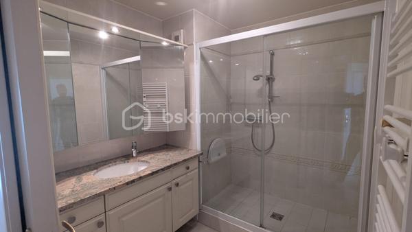 Situé au 1er étage avec ascenseur d’une résidence entretenue et agréable à vivre, venez découvrir ce bel appartement de 106 m² idéalement placé dans le quartier recherché du Petit Chantilly à Orvault.

Dès l’entrée, vous serez séduit par ses volumes généreux et sa superbe pièce de vie d’environ 50 m², baignée de lumière, offrant un espace de vie convivial et chaleureux, parfait pour recevoir ou profiter en famille.

La cuisine, spacieuse et fonctionnelle, complète parfaitement cet espace de vie.

L’appartement propose également deux chambres, une salle d’eau, un WC indépendant ainsi qu’une buanderie, un vrai plus pour le quotidien.

Un balcon vous permettra de profiter d’un extérieur agréable.

Côté pratique, vous bénéficiez d’un garage double ainsi que d’une cave, des prestations rares sur le secteur.

L’ensemble se situe dans un environnement privilégié, avec toutes les commodités accessibles à pied : commerces, transports, écoles…

DPE B, volumes, emplacement, stationnement : un bien complet qui coche de nombreuses cases.