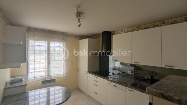 Situé au 1er étage avec ascenseur d’une résidence entretenue et agréable à vivre, venez découvrir ce bel appartement de 106 m² idéalement placé dans le quartier recherché du Petit Chantilly à Orvault.

Dès l’entrée, vous serez séduit par ses volumes généreux et sa superbe pièce de vie d’environ 50 m², baignée de lumière, offrant un espace de vie convivial et chaleureux, parfait pour recevoir ou profiter en famille.

La cuisine, spacieuse et fonctionnelle, complète parfaitement cet espace de vie.

L’appartement propose également deux chambres, une salle d’eau, un WC indépendant ainsi qu’une buanderie, un vrai plus pour le quotidien.

Un balcon vous permettra de profiter d’un extérieur agréable.

Côté pratique, vous bénéficiez d’un garage double ainsi que d’une cave, des prestations rares sur le secteur.

L’ensemble se situe dans un environnement privilégié, avec toutes les commodités accessibles à pied : commerces, transports, écoles…

DPE B, volumes, emplacement, stationnement : un bien complet qui coche de nombreuses cases.