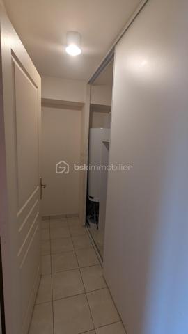 Situé au 1er étage avec ascenseur d’une résidence entretenue et agréable à vivre, venez découvrir ce bel appartement de 106 m² idéalement placé dans le quartier recherché du Petit Chantilly à Orvault.

Dès l’entrée, vous serez séduit par ses volumes généreux et sa superbe pièce de vie d’environ 50 m², baignée de lumière, offrant un espace de vie convivial et chaleureux, parfait pour recevoir ou profiter en famille.

La cuisine, spacieuse et fonctionnelle, complète parfaitement cet espace de vie.

L’appartement propose également deux chambres, une salle d’eau, un WC indépendant ainsi qu’une buanderie, un vrai plus pour le quotidien.

Un balcon vous permettra de profiter d’un extérieur agréable.

Côté pratique, vous bénéficiez d’un garage double ainsi que d’une cave, des prestations rares sur le secteur.

L’ensemble se situe dans un environnement privilégié, avec toutes les commodités accessibles à pied : commerces, transports, écoles…

DPE B, volumes, emplacement, stationnement : un bien complet qui coche de nombreuses cases.