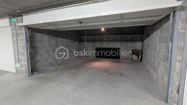 Situé au 1er étage avec ascenseur d’une résidence entretenue et agréable à vivre, venez découvrir ce bel appartement de 106 m² idéalement placé dans le quartier recherché du Petit Chantilly à Orvault.

Dès l’entrée, vous serez séduit par ses volumes généreux et sa superbe pièce de vie d’environ 50 m², baignée de lumière, offrant un espace de vie convivial et chaleureux, parfait pour recevoir ou profiter en famille.

La cuisine, spacieuse et fonctionnelle, complète parfaitement cet espace de vie.

L’appartement propose également deux chambres, une salle d’eau, un WC indépendant ainsi qu’une buanderie, un vrai plus pour le quotidien.

Un balcon vous permettra de profiter d’un extérieur agréable.

Côté pratique, vous bénéficiez d’un garage double ainsi que d’une cave, des prestations rares sur le secteur.

L’ensemble se situe dans un environnement privilégié, avec toutes les commodités accessibles à pied : commerces, transports, écoles…

DPE B, volumes, emplacement, stationnement : un bien complet qui coche de nombreuses cases.