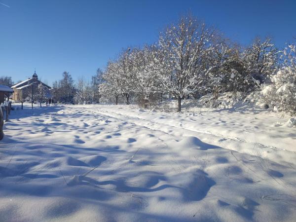 Terrain plat viabilisé à Étival (1164 m²)