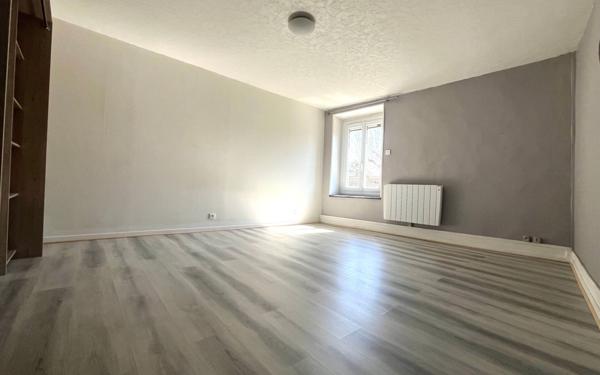 Maison à louer    5 pièces •  Saint-Maurice-de-Gourdans