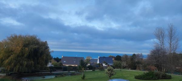 Jolie maison située dans un havre de paix accompagnée d'un joli terrain et le tout orienté face à la mer.