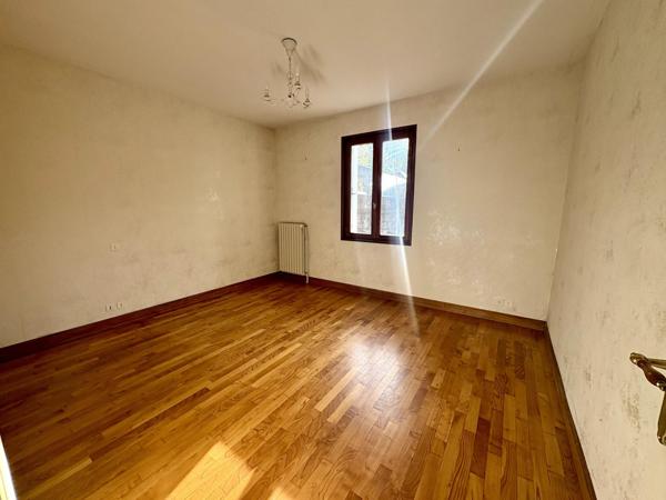 Jolie maison située dans un havre de paix accompagnée d'un joli terrain et le tout orienté face à la mer.