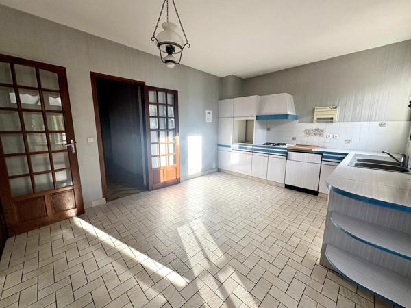 Jolie maison située dans un havre de paix accompagnée d'un joli terrain et le tout orienté face à la mer.