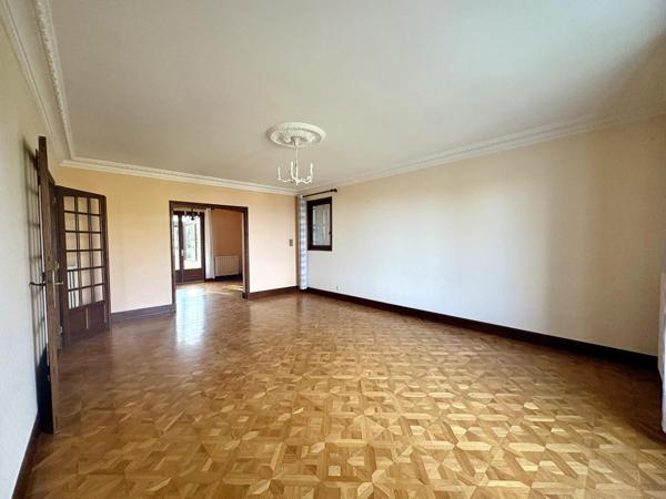 Jolie maison située dans un havre de paix accompagnée d'un joli terrain et le tout orienté face à la mer.