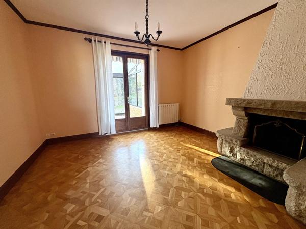 Jolie maison située dans un havre de paix accompagnée d'un joli terrain et le tout orienté face à la mer.