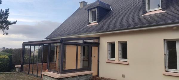 Jolie maison située dans un havre de paix accompagnée d'un joli terrain et le tout orienté face à la mer.