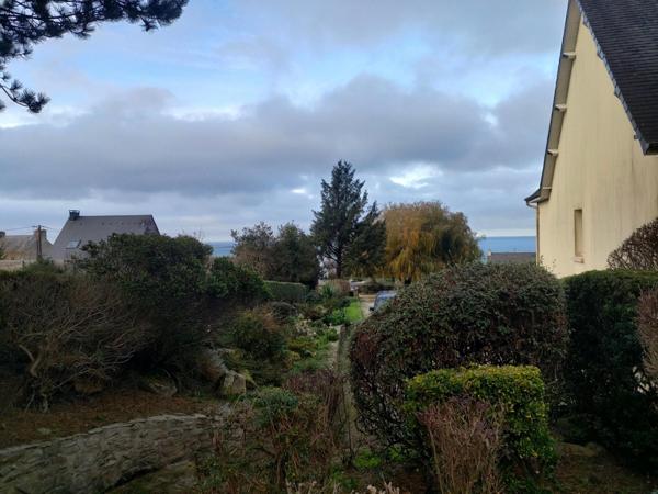 Jolie maison située dans un havre de paix accompagnée d'un joli terrain et le tout orienté face à la mer.