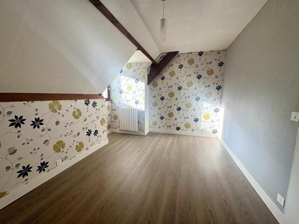 Jolie maison située dans un havre de paix accompagnée d'un joli terrain et le tout orienté face à la mer.