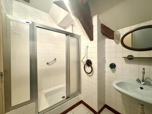 Jolie maison située dans un havre de paix accompagnée d'un joli terrain et le tout orienté face à la mer.