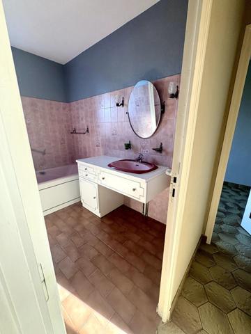 Jolie maison située dans un havre de paix accompagnée d'un joli terrain et le tout orienté face à la mer.