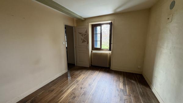 Maison à la campagne d'environ 91m² avec dépendances et jardin