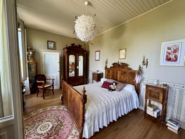 Saint-Paul (33390) Ancienne maison de maître de 290m² avec 200m² de dépendance sur 1,3 Ha de terrain