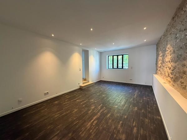 MAISON - LOCAL PROFESSIONNEL - CLIMATISATION - COUR