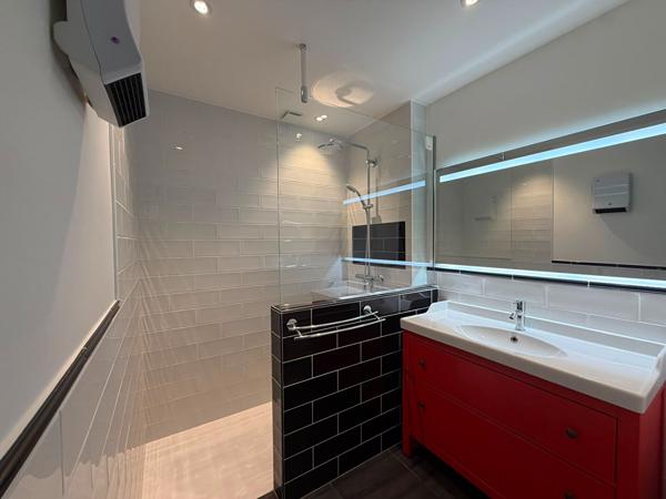 MAISON - LOCAL PROFESSIONNEL - CLIMATISATION - COUR