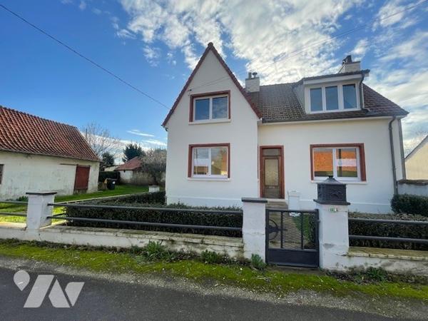 Maison comprenant : hall d’entrée, salon/salle à manger, cuisine à aménager