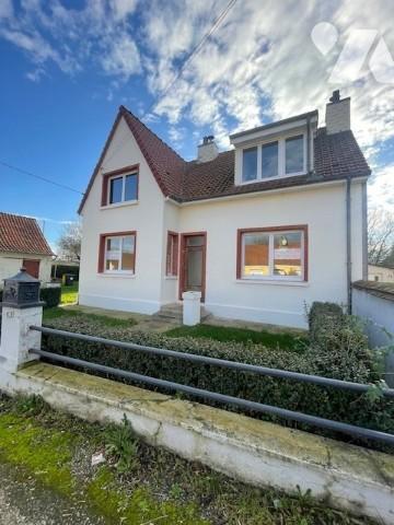 Maison comprenant : hall d’entrée, salon/salle à manger, cuisine à aménager
