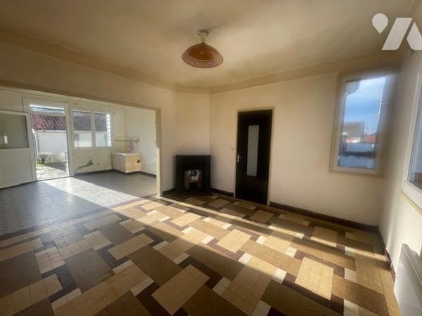 Maison comprenant : hall d’entrée, salon/salle à manger, cuisine à aménager