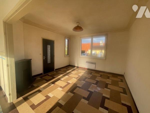 Maison comprenant : hall d’entrée, salon/salle à manger, cuisine à aménager