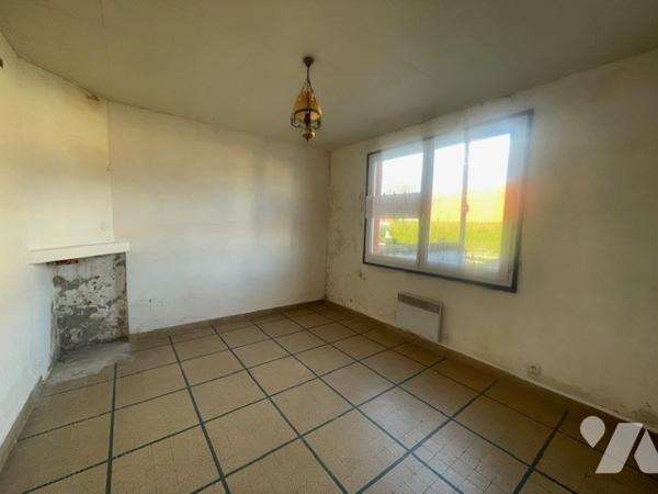 Maison comprenant : hall d’entrée, salon/salle à manger, cuisine à aménager