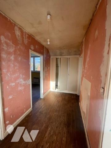 Maison comprenant : hall d’entrée, salon/salle à manger, cuisine à aménager