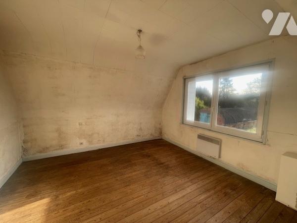 Maison comprenant : hall d’entrée, salon/salle à manger, cuisine à aménager