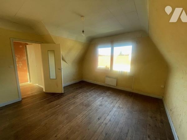 Maison comprenant : hall d’entrée, salon/salle à manger, cuisine à aménager