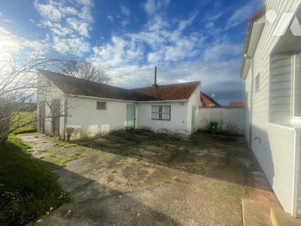 Maison comprenant : hall d’entrée, salon/salle à manger, cuisine à aménager