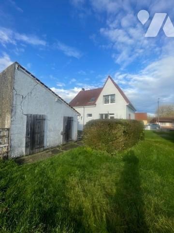 Maison comprenant : hall d’entrée, salon/salle à manger, cuisine à aménager