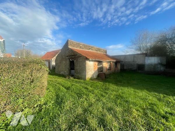 Maison comprenant : hall d’entrée, salon/salle à manger, cuisine à aménager