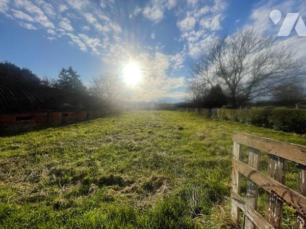 Maison comprenant : hall d’entrée, salon/salle à manger, cuisine à aménager