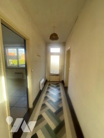 Maison comprenant : hall d’entrée, salon/salle à manger, cuisine à aménager