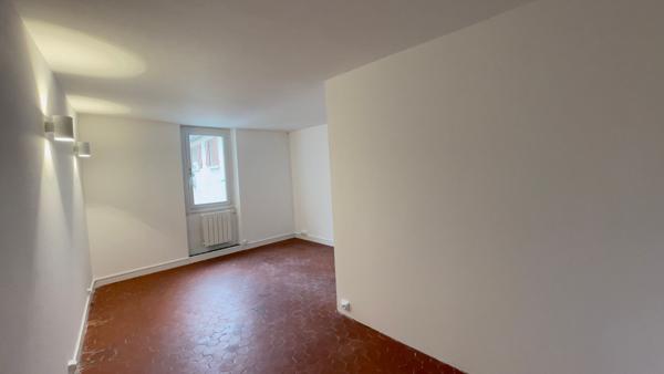 Un appartement TYPE 3 sur la commune de CADOLIVE (13950)
