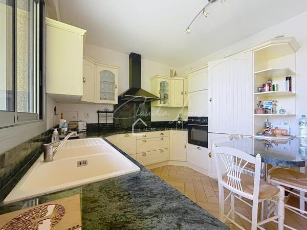 APPARTEMENT 4 pièces avec cave, une réserve et 2 parkings
