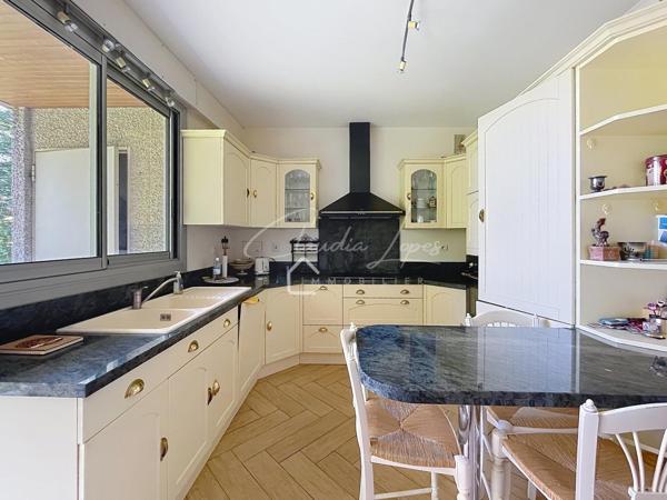 APPARTEMENT 4 pièces avec cave, une réserve et 2 parkings