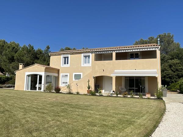 Rognes : Magnifique propriété 9 pièces de 210 m2  avec piscine, pool house et double garage !