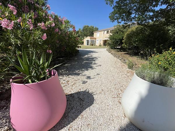 Rognes : Magnifique propriété 9 pièces de 210 m2  avec piscine, pool house et double garage !