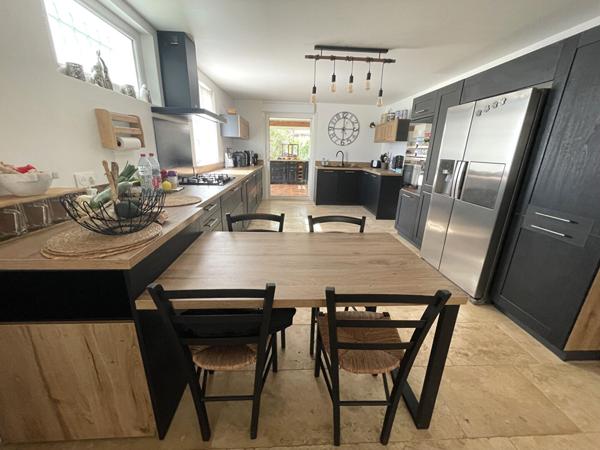 Rognes : Magnifique propriété 9 pièces de 210 m2  avec piscine, pool house et double garage !