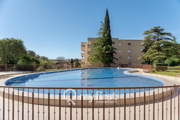 Toulon (83200) Appartement contemporain avec piscine et tennis.