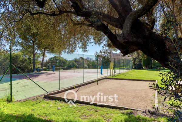 Toulon (83200) Appartement contemporain avec piscine et tennis.