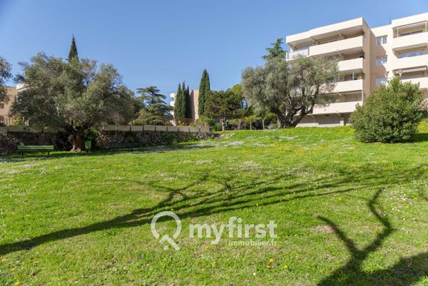 Toulon (83200) Appartement contemporain avec piscine et tennis.