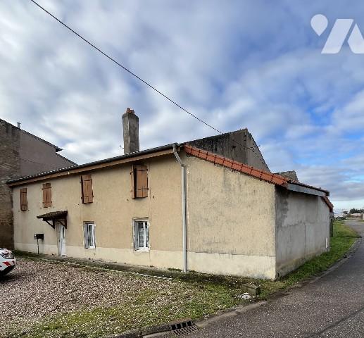 Maison de Village d'environ 165m², 7 chambres, jardin sur l'arrière.