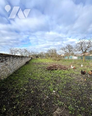 Maison de Village d'environ 165m², 7 chambres, jardin sur l'arrière.