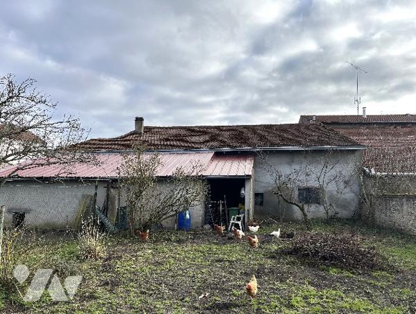 Maison de Village d'environ 165m², 7 chambres, jardin sur l'arrière.