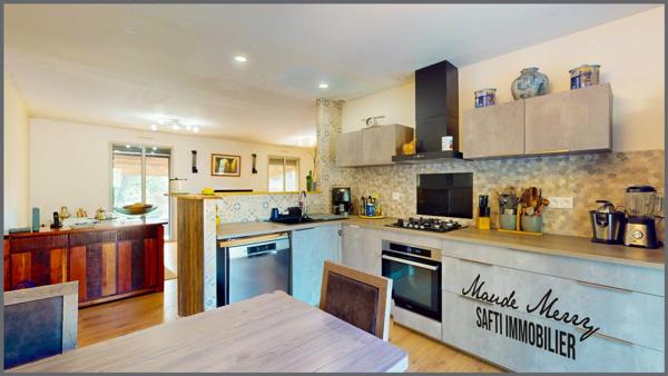 Villa plain-pied d'environ 90 m2 - 3 chambres - garage et abri pour camping car ou bateau - terrain plat et clôturé de près de 2400 m2 - assainissement individuel au normes actuelles