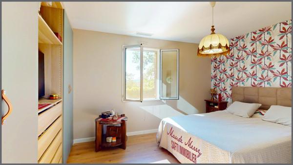 Villa plain-pied d'environ 90 m2 - 3 chambres - garage et abri pour camping car ou bateau - terrain plat et clôturé de près de 2400 m2 - assainissement individuel au normes actuelles