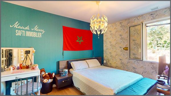 Villa plain-pied d'environ 90 m2 - 3 chambres - garage et abri pour camping car ou bateau - terrain plat et clôturé de près de 2400 m2 - assainissement individuel au normes actuelles